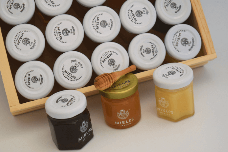 El color de la miel de abeja 100% pura proveniente de tres flores diferentes