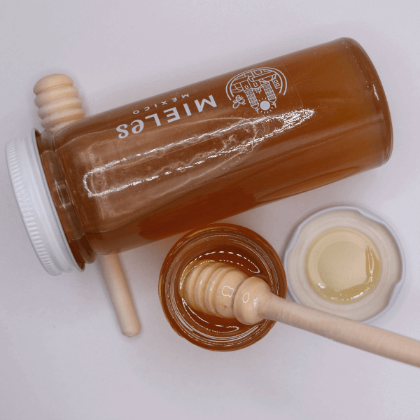 El color de la miel de abeja 100% pura, color ámbar claro, flor de mango