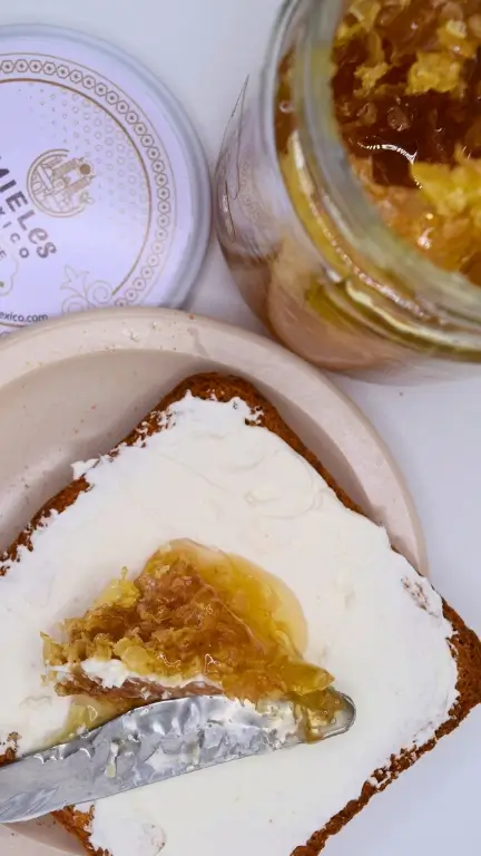 Miel de abeja en panal con queso, un superalimento saludable y nutritivo