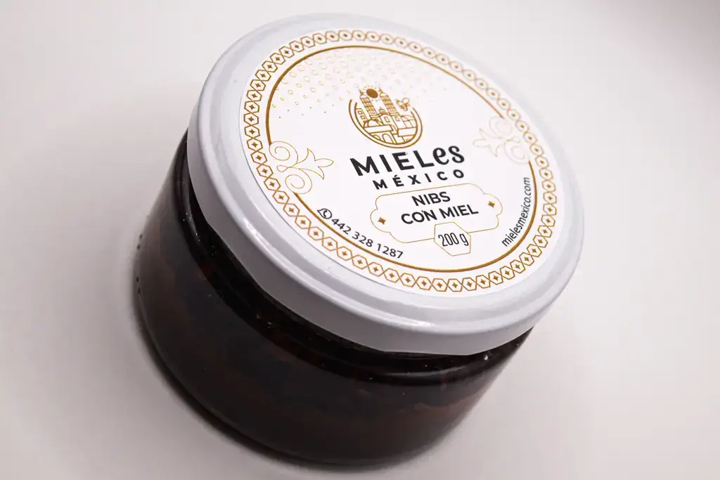 Frasco de nibs de cacao con miel de abeja